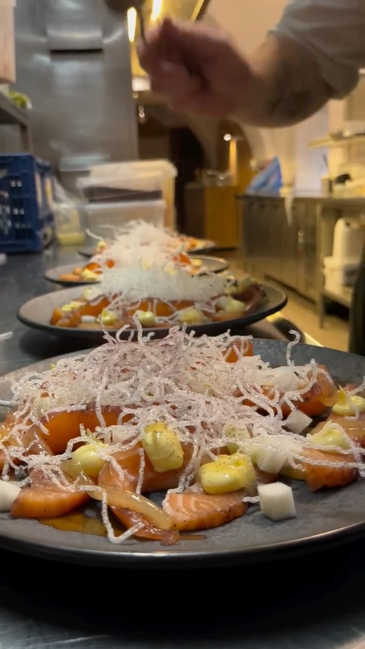 Hyldebær gravad laks med citron, peberrod, glaskål, hyldebær og rispapir 🤤

*her i buffetstørrelse, men findes lige nu som én af vores forretter på menuen 🔥 og det er ik’ et dumt valg, si’r vi bar’!