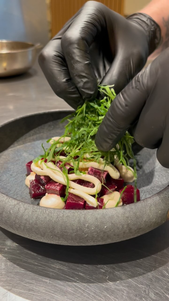🤤🤤🤤 rødbeder med røget marv, syltet sennepskorn, spinat, ramsløg og gedeost.

#malt #ceresbyen #smiletsby #detskeriaarhus #gastro #smagaarhus #visitaarhus #food #beer #wine #dinner #restaurant #dining #aarhus