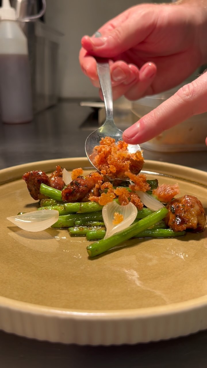 Grønne bønner 💚 med kråser, perleløg, croutons og estragon.

🔥 serveres sammen med vores brandvarme lækre poussin med kål, svampe og skorzonerrod. 

Findes både på vores 5- og 8-retters, så smut bare herned 👋