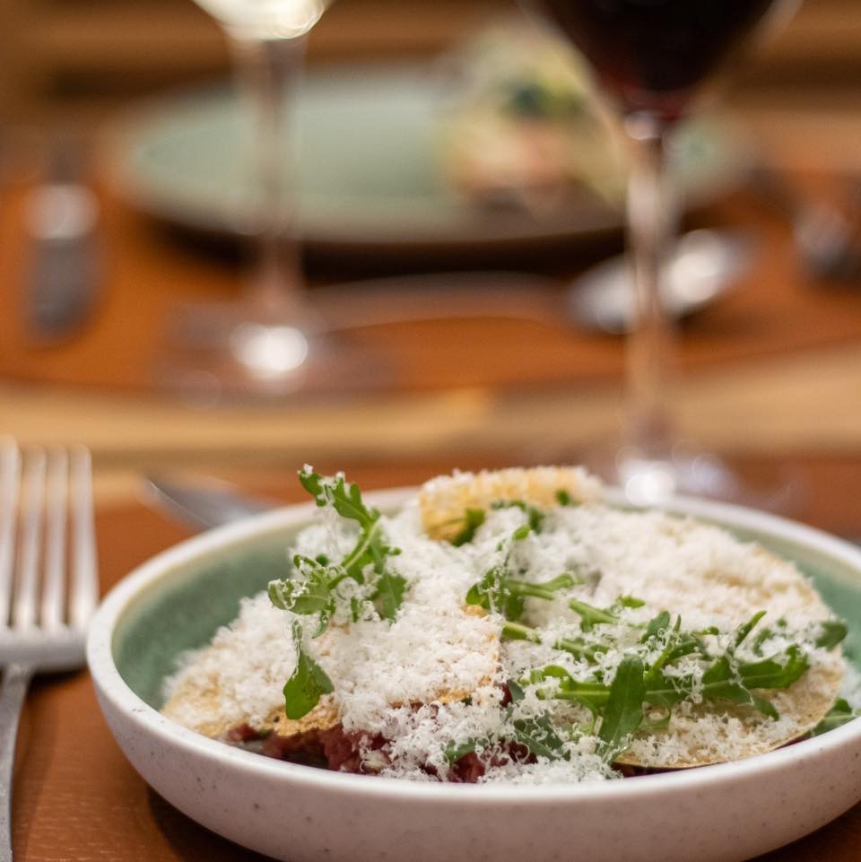 Rørt oksetatar med citron, olivenolie, pinjekerner, rucola, revet parmesan og brødtuille 🤤

… Én af vores sprøde forretter I ikke vil gå glip af.