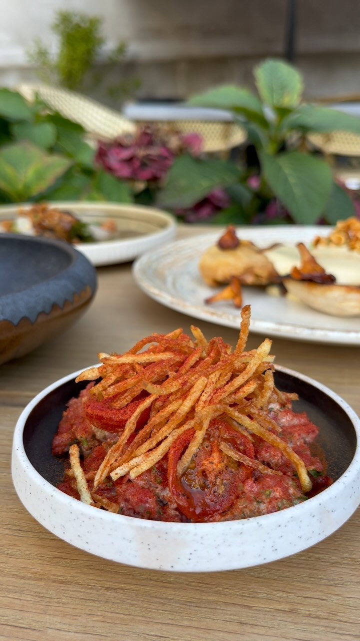 En lille lækker én 🔥

Vores rørte oksetatar med tomat, dijon, cognac og kartoffel.

Den serveres selvfølgelig sammen med en anden lækker én 👉 vores mille feuille med rejer al ajillo, ratatouille, rejer og aioli 🦐

Snup vores 8-retters og få dén her franske madoplevelse 🤤