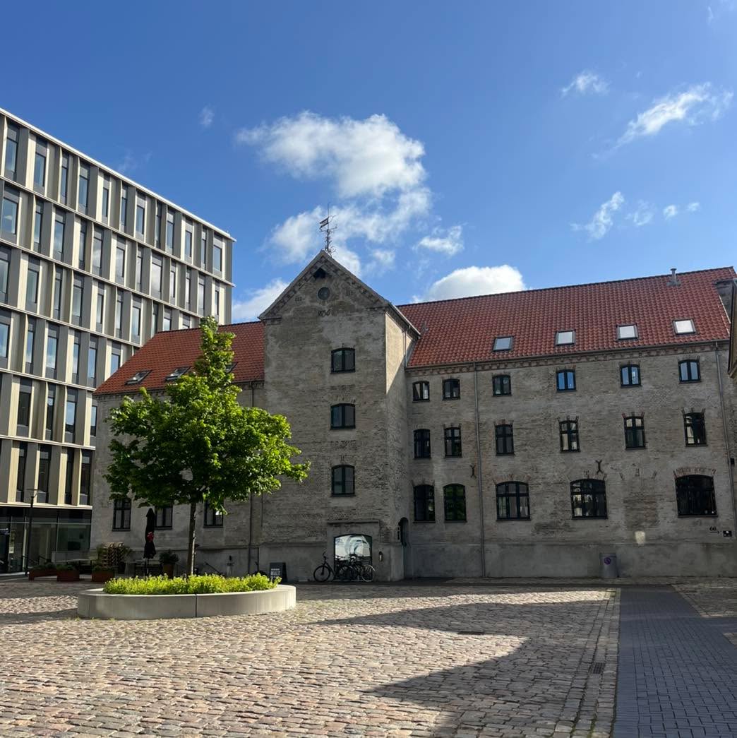 Hvorfor nøjes med det ordinære, når du kan træde ind i lokaler, der bobler af Aarhuskultur og historie? 🫧

Med et professionelt team samt en Michelin-kok i spidsen, kan vi tilbyde uforglemmelige, uformelle, fredsommelige og festlige arrangementer ✨ Lige som du helst ønsker det.
