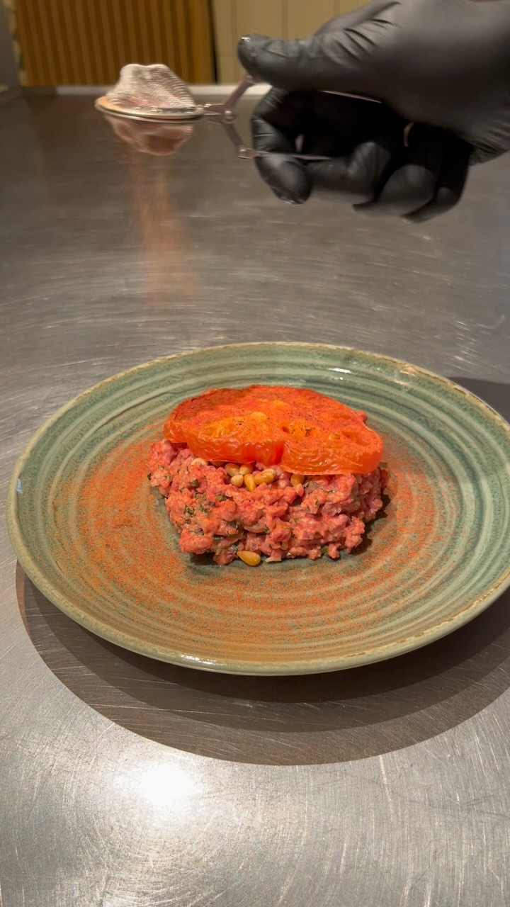 Tatar med æggeblomme, olivenolie, basilikum, balsamico, tomat og skalotteløg 😍🍅

#malt #ceresbyen #smiletsby #detskeriaarhus #gastro #smagaarhus #visitaarhus #food #beer #wine #dinner #restaurant #dining #aarhus